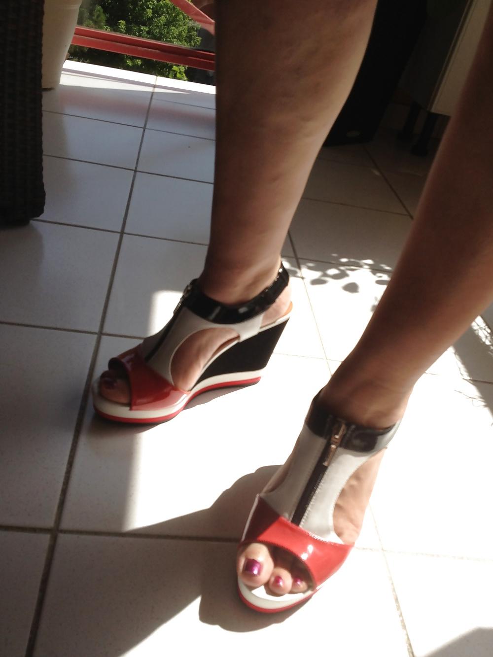 11P Feet and shoes of wife, daughter, lovers and friends