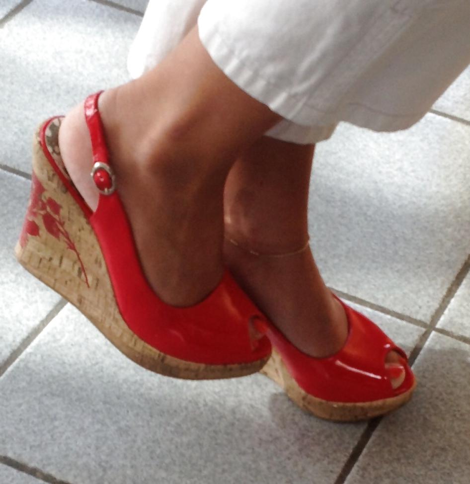 11P Feet and shoes of wife, daughter, lovers and friends