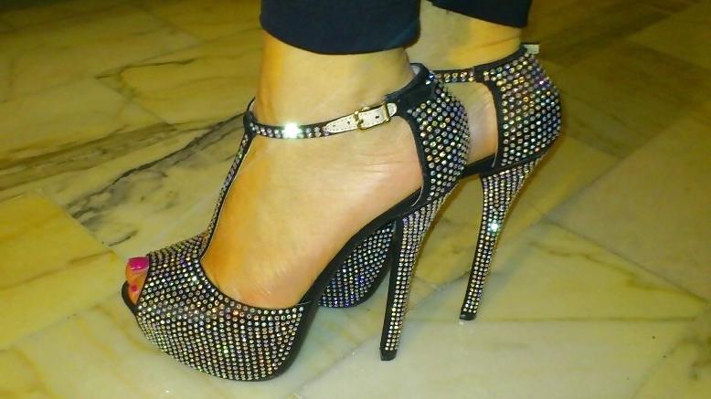 11P Feet and shoes of wife, daughter, lovers and friends