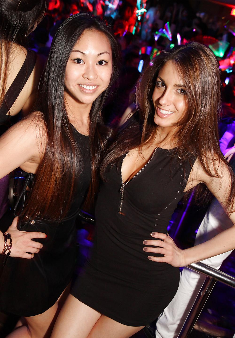 25P Bimbos in dresses, whou would not...