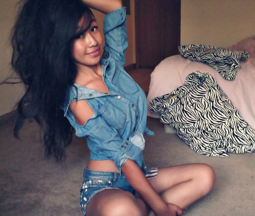 25P SEXY ASIAN COLLEGE TEENS (SOCIAL MEDIA PICTURES)