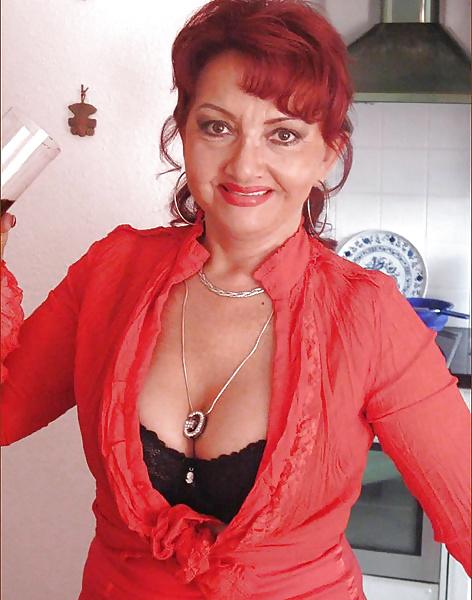 8P Beautiful mature lady