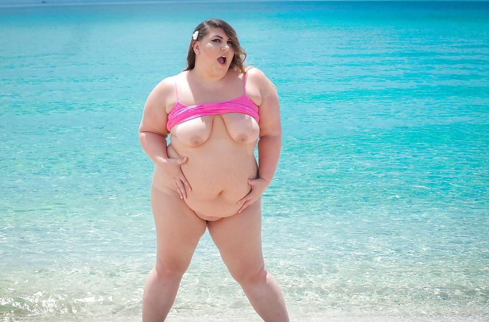 8P Bbw having fun at the beach