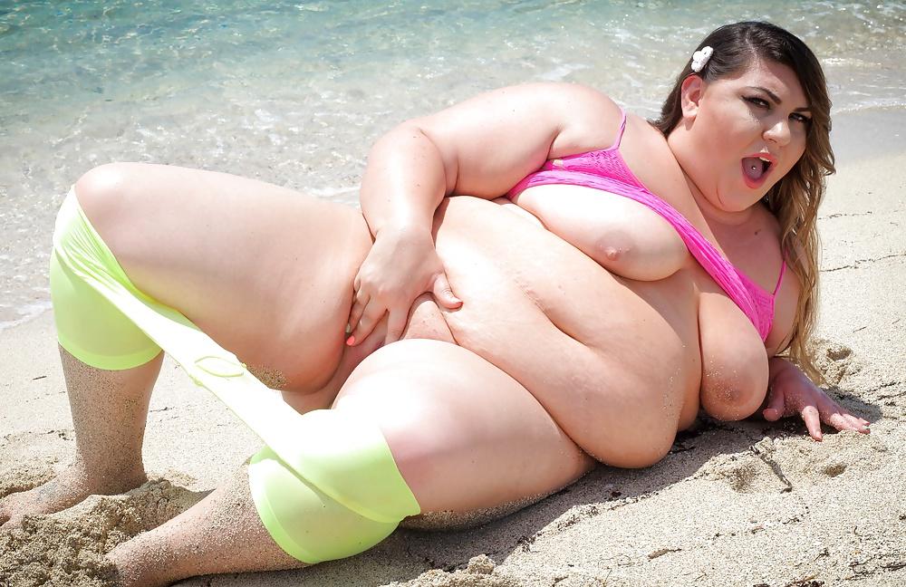 8P Bbw having fun at the beach