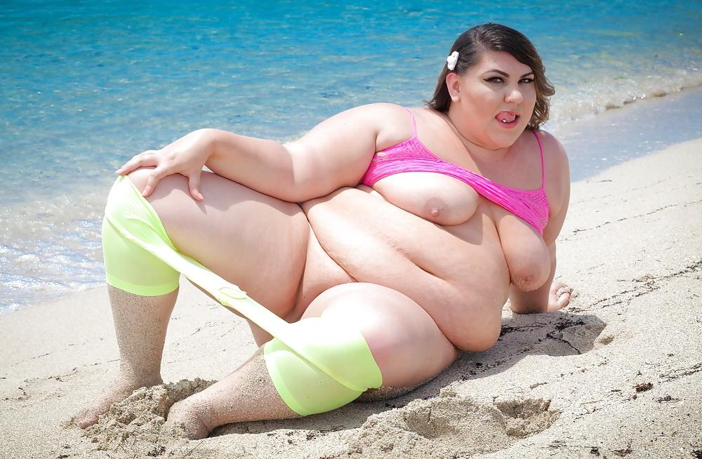 8P Bbw having fun at the beach