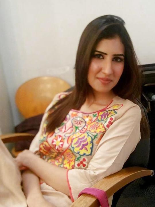 25P Sexy Muslim News Reader Kommal for BIG BLACK COCKS