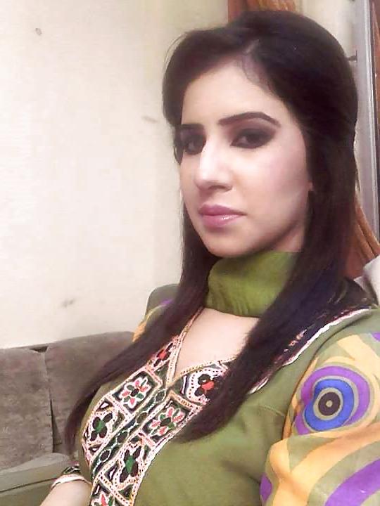 25P Sexy Muslim News Reader Kommal for BIG BLACK COCKS