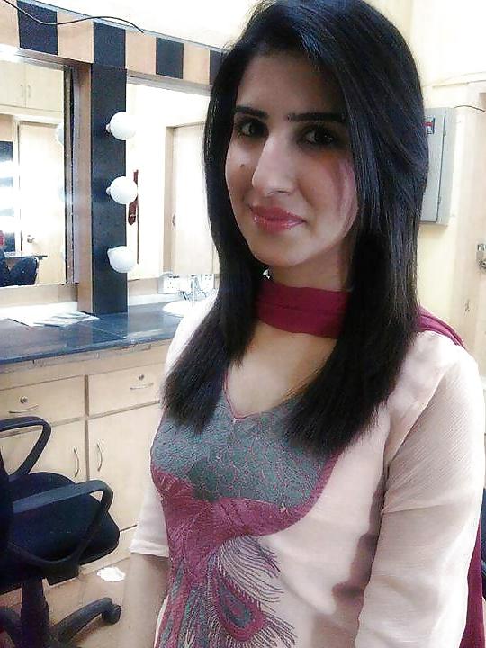 25P Sexy Muslim News Reader Kommal for BIG BLACK COCKS