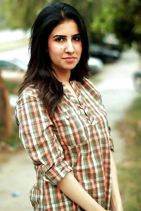 25P Sexy Muslim News Reader Kommal for BIG BLACK COCKS