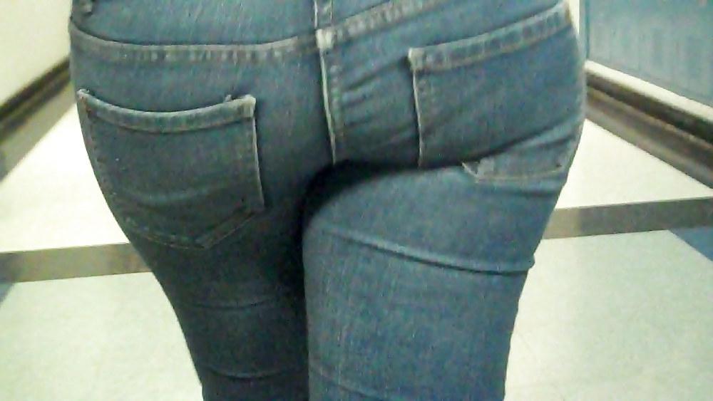 4P Big ass butt walking for you in jeans