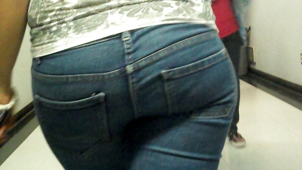 4P Big ass butt walking for you in jeans