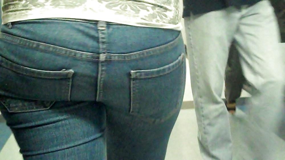 4P Big ass butt walking for you in jeans