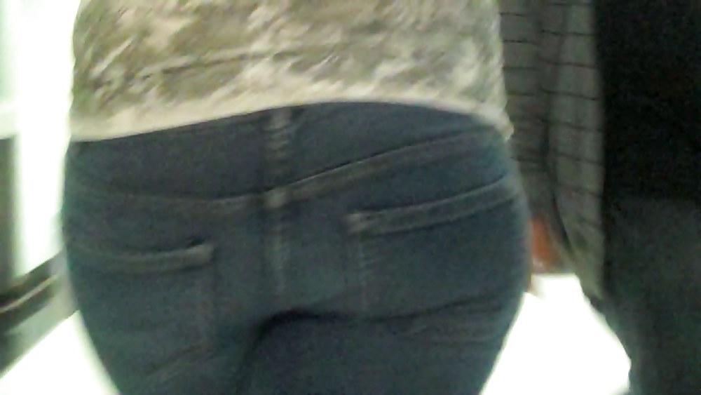 4P Big ass butt walking for you in jeans