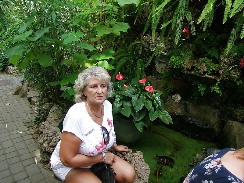 25P Granny Slut