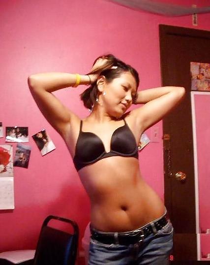 13P Filipino Chick In Singapore Strutting her stuff