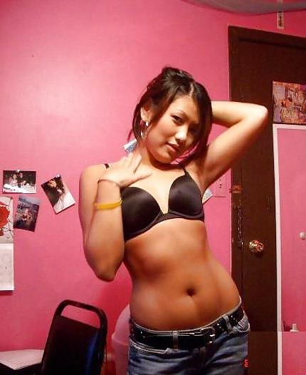 13P Filipino Chick In Singapore Strutting her stuff