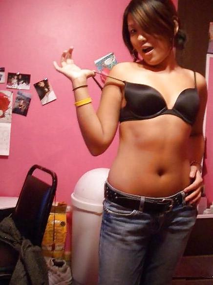 13P Filipino Chick In Singapore Strutting her stuff