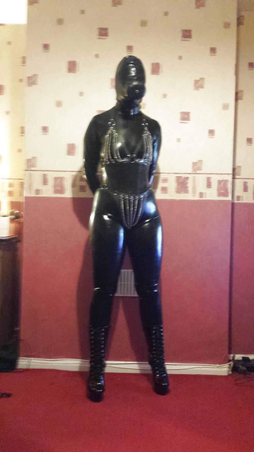 6P Slave girl in rubber 