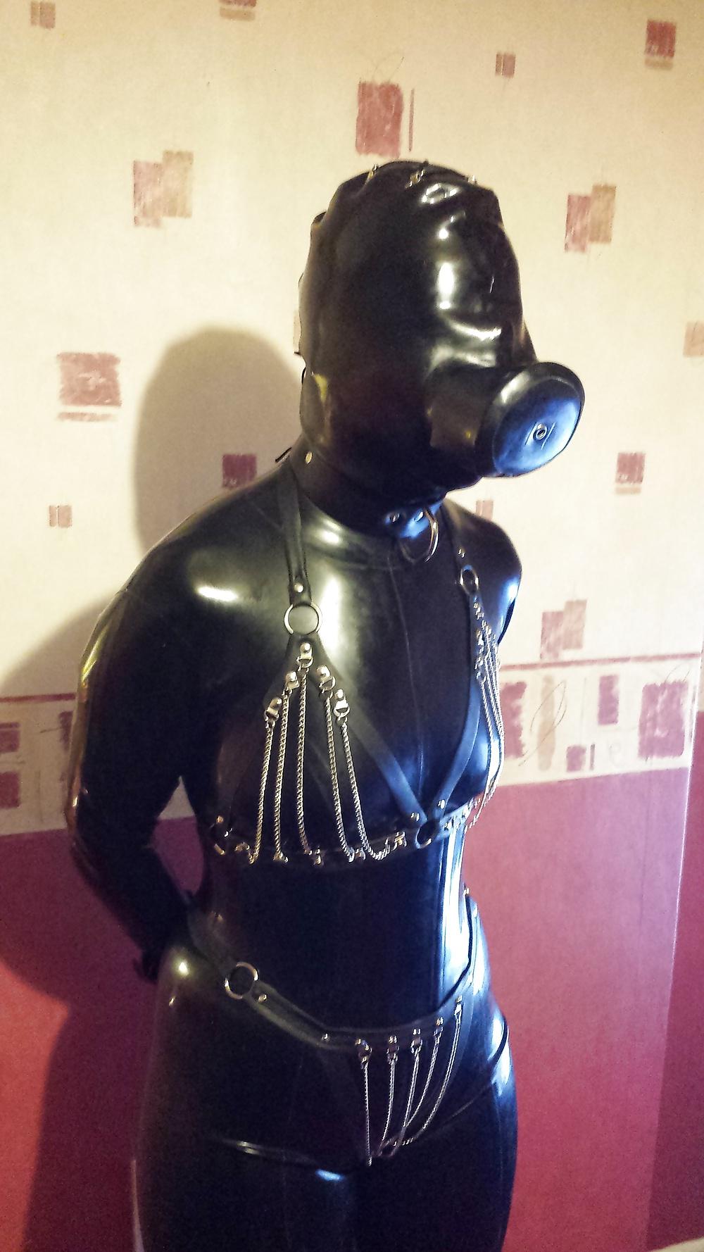 6P Slave girl in rubber 