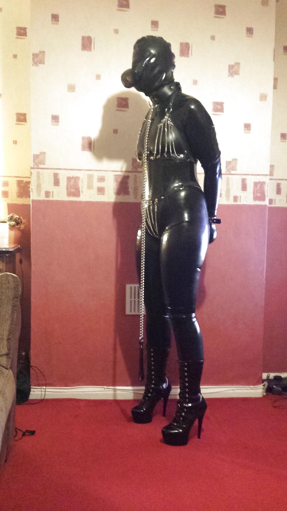 6P Slave girl in rubber 