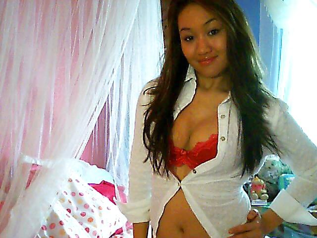 22P Young curvy asian schoolgirl strips on webcam