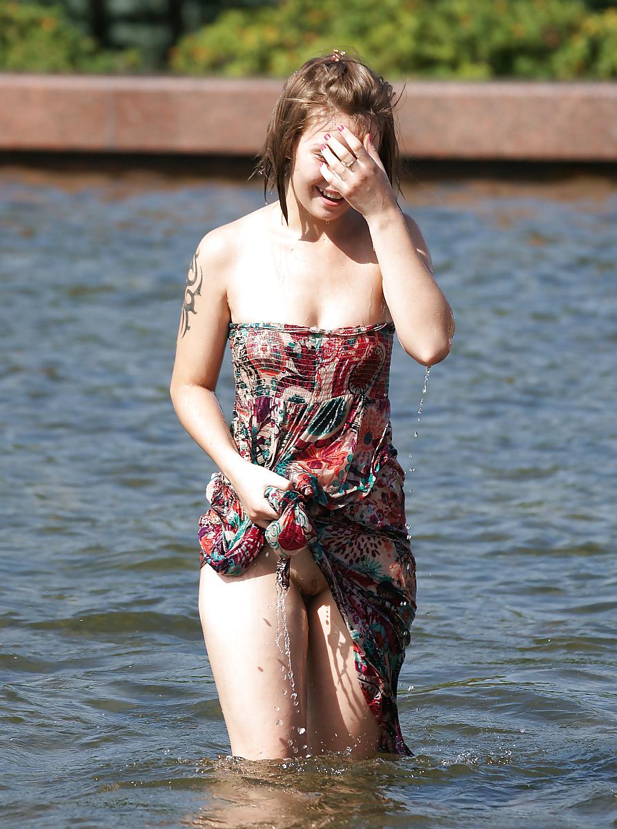 14P Voyeur Candid - No panties!