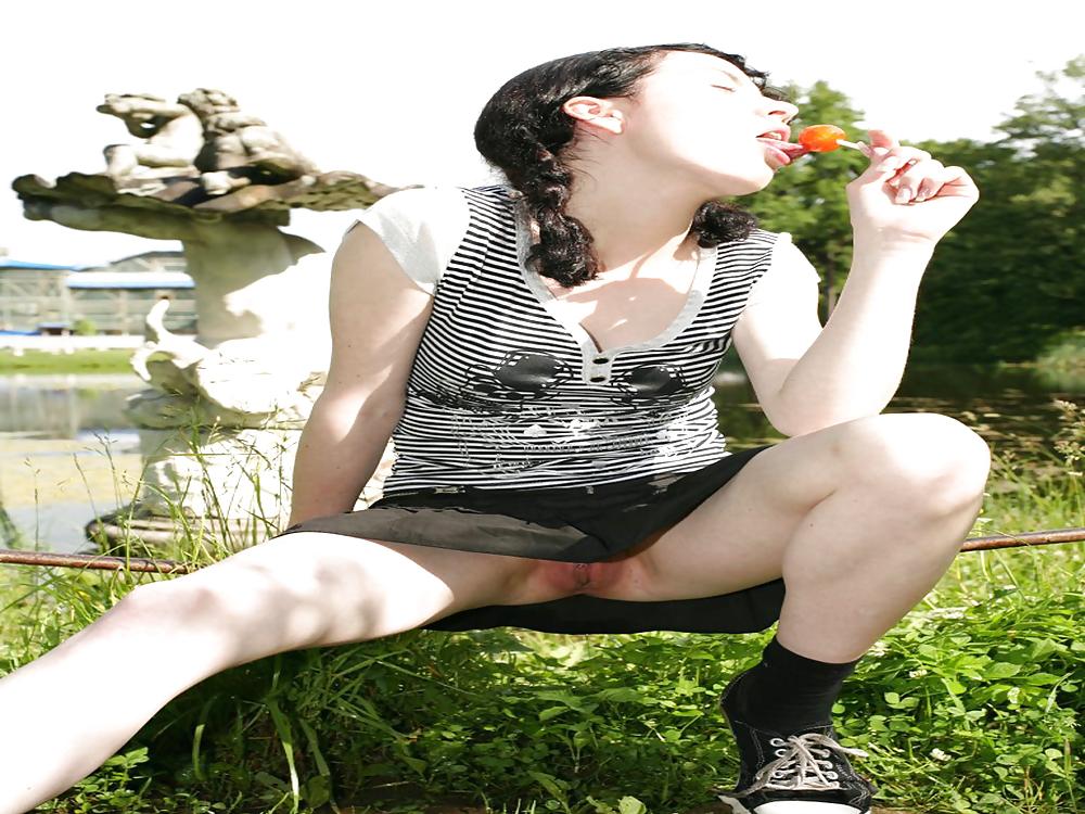 5P SEXY TEEN UPSKIRT SHOWING SWEET PUSSY LIPS