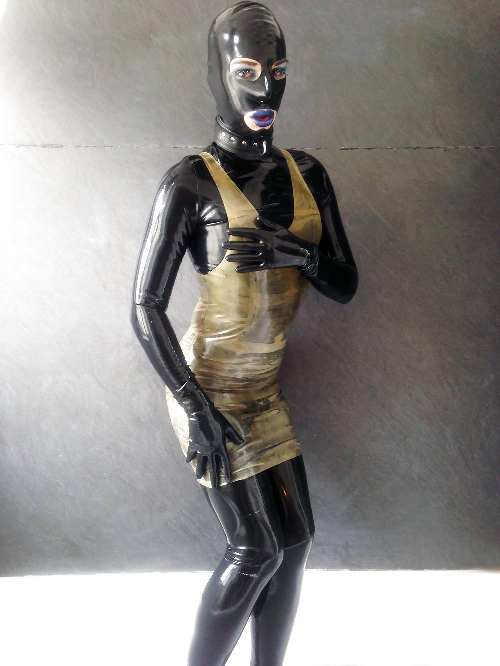 5P Renee Rubber wird zur Gummipuppe Nr. 3