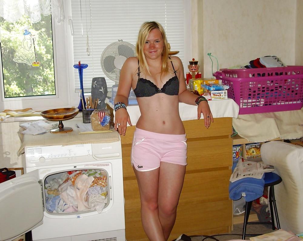 25P Shameless Women At Work