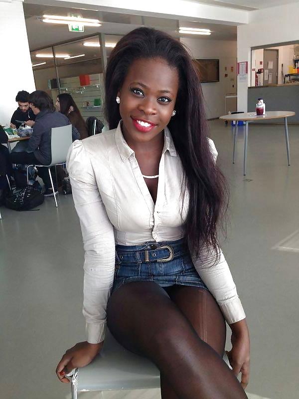 25P Ebony pantyhose non nude