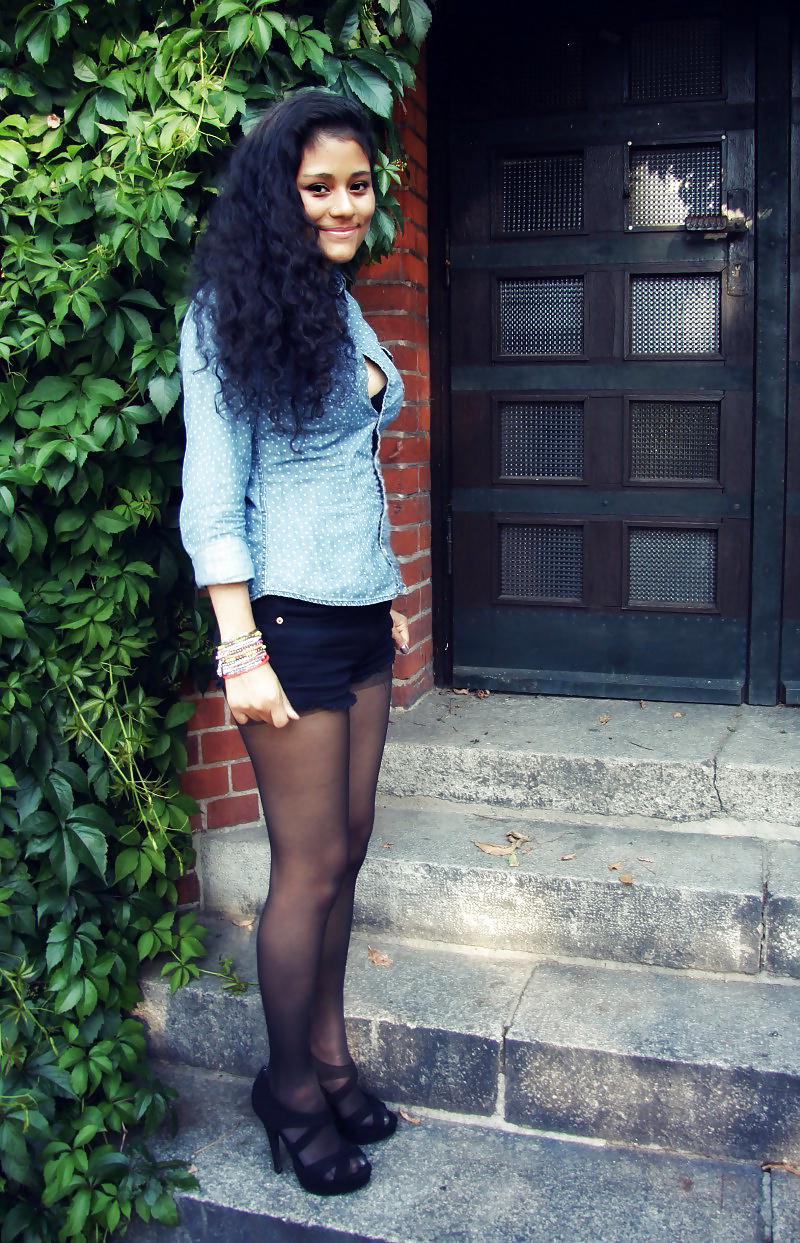 25P Ebony pantyhose non nude