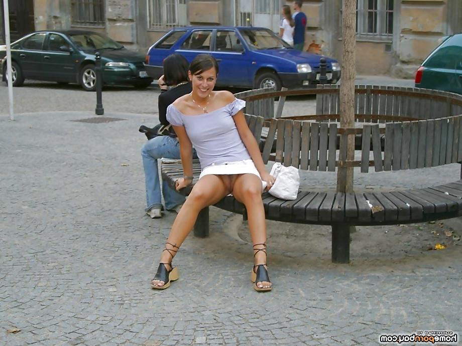 21P Flashing her butt outside