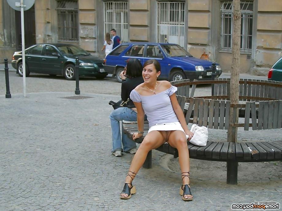 21P Flashing her butt outside