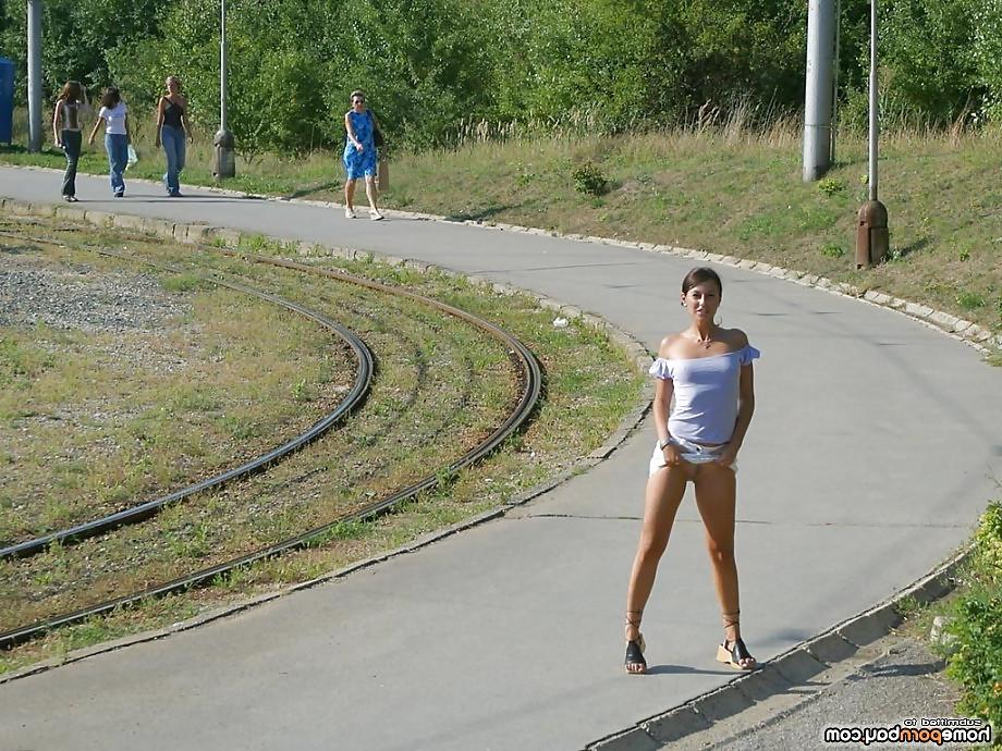 21P Flashing her butt outside