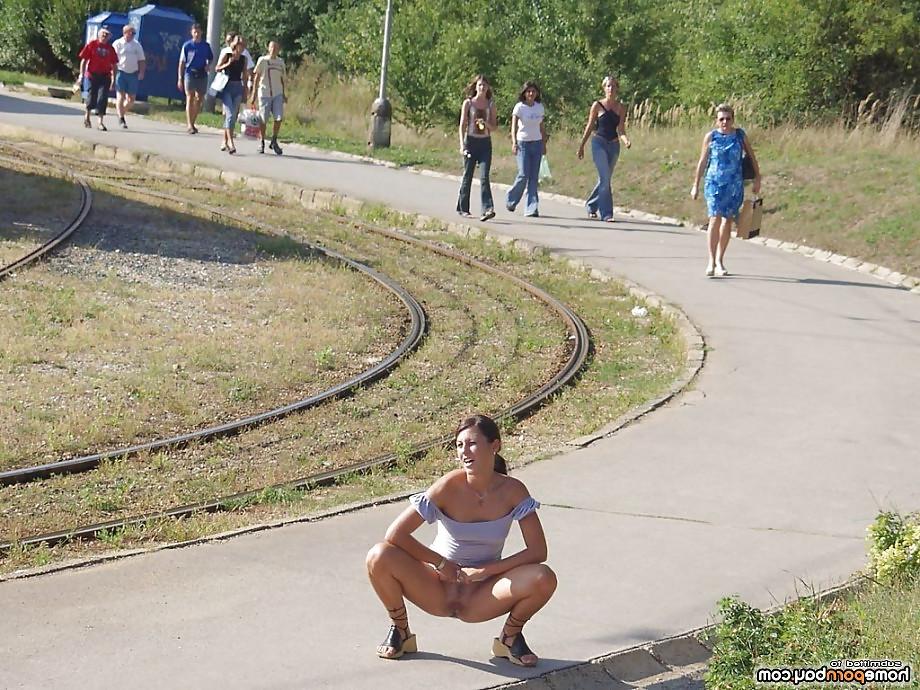 21P Flashing her butt outside
