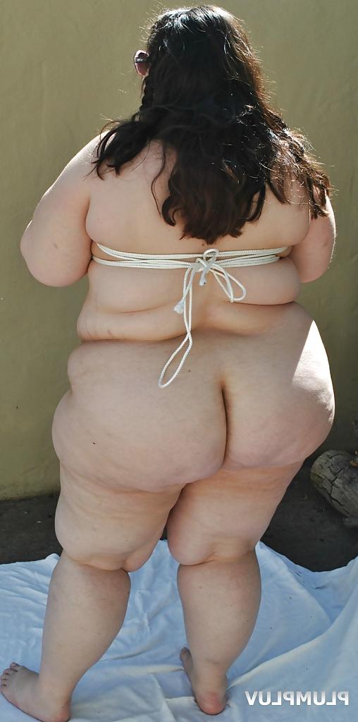 5P JUICY BBW POSING OUTSIDE