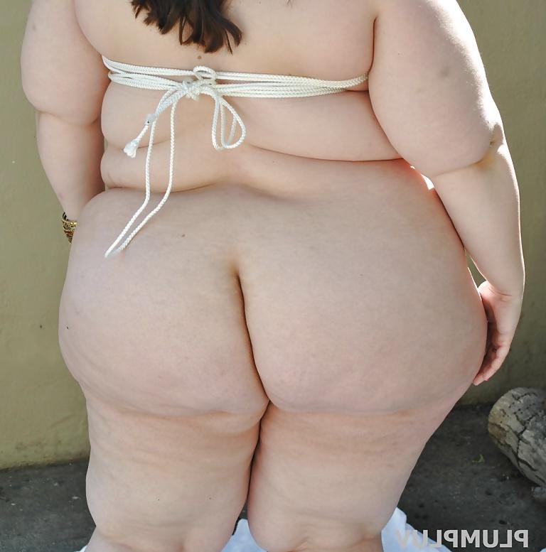 5P JUICY BBW POSING OUTSIDE