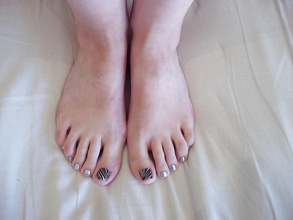 10P FEET FOOT FETISH TOES HEELS PUSSY CLIT ASS SOLES COMMENT PLS