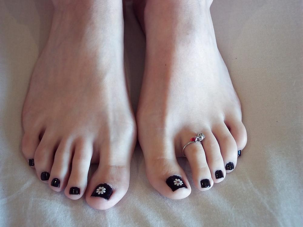 15P FOOT FETISH FEET TOES SOLES PUSSY TITS CLIT COMMENT PLS
