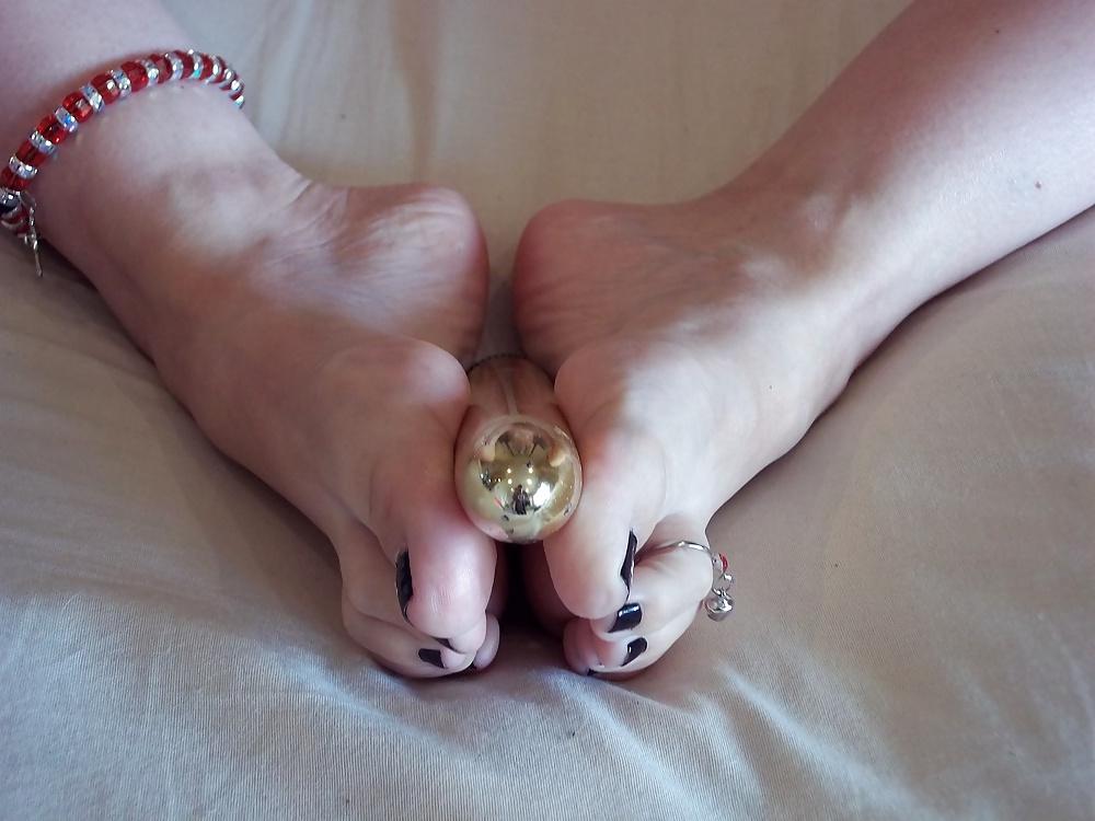 15P FOOT FETISH FEET TOES SOLES PUSSY TITS CLIT COMMENT PLS
