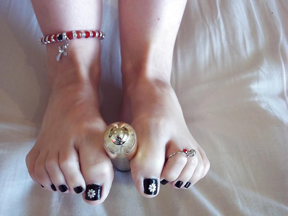15P FOOT FETISH FEET TOES SOLES PUSSY TITS CLIT COMMENT PLS