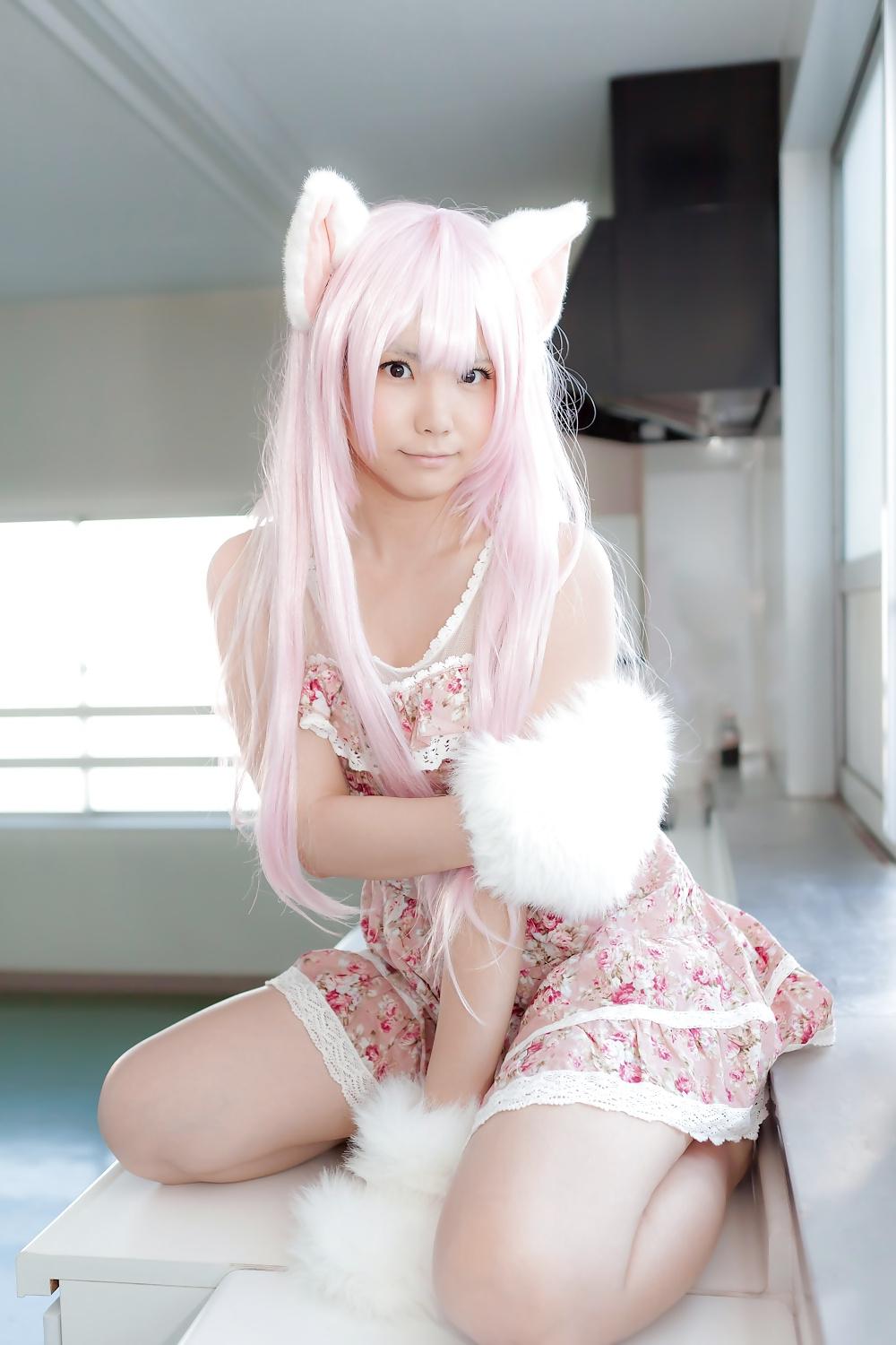 25P Asian Cosplay in white 1