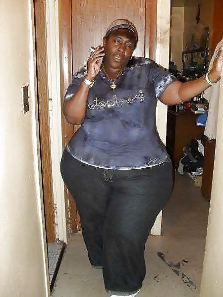 25P Big butt candid 