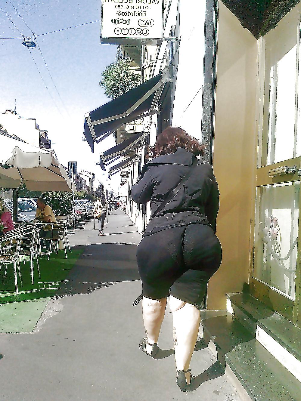 25P Big butt candid 