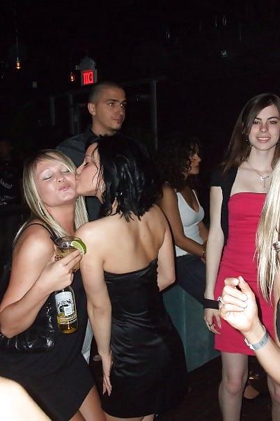 25P Facebook teen Nadia butt shot