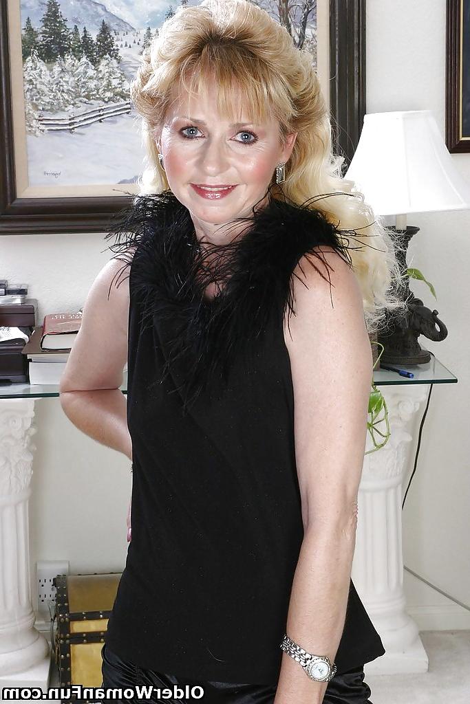 16P Elegant senior lady Lynn from OlderWomanFun
