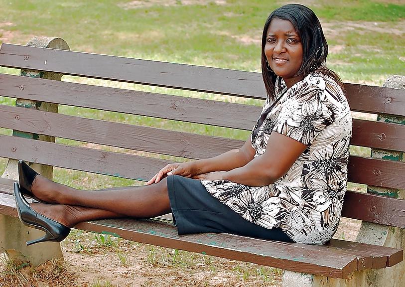 25P Ebony Cougars & MILFs