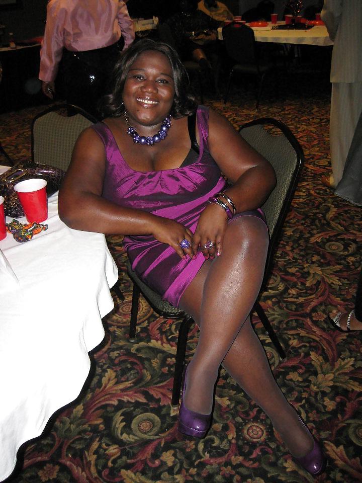 25P Ebony Cougars & MILFs