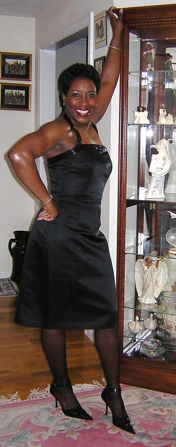 25P Ebony Cougars & MILFs