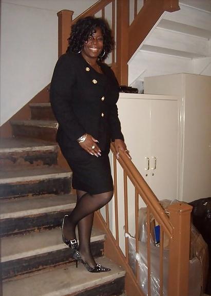 25P Ebony Cougars & MILFs